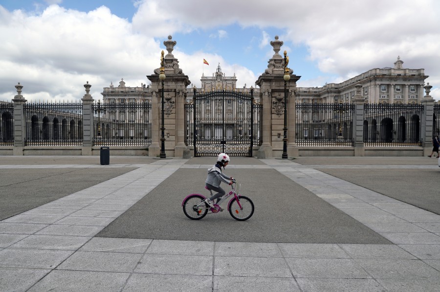 Niños salen a las calles de España tras seis semanas de confinamiento