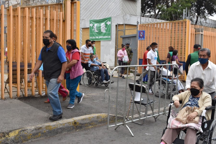 Adultos mayores de Iztapalapa acuden por su segunda dosis contra Covid-19 en la FES Zaragoza