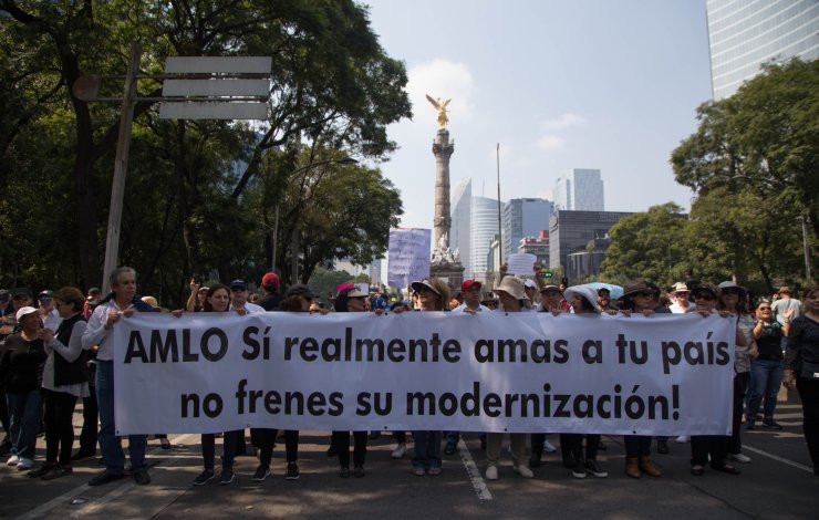 Marcha contra consultas de AMLO