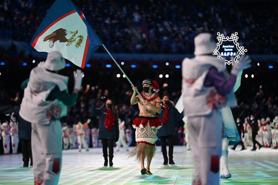 El abanderado de Samoa Americana desfila con el torso desnudo en Pek&iacute;n-2022