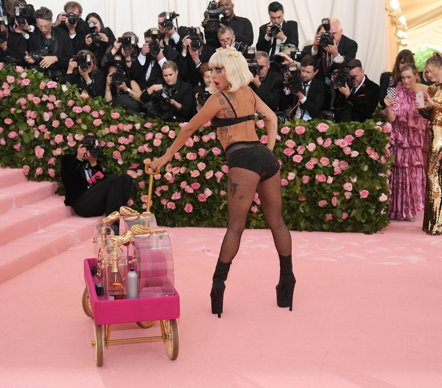 Lady Gaga hace de las suyas en Met Gala 201