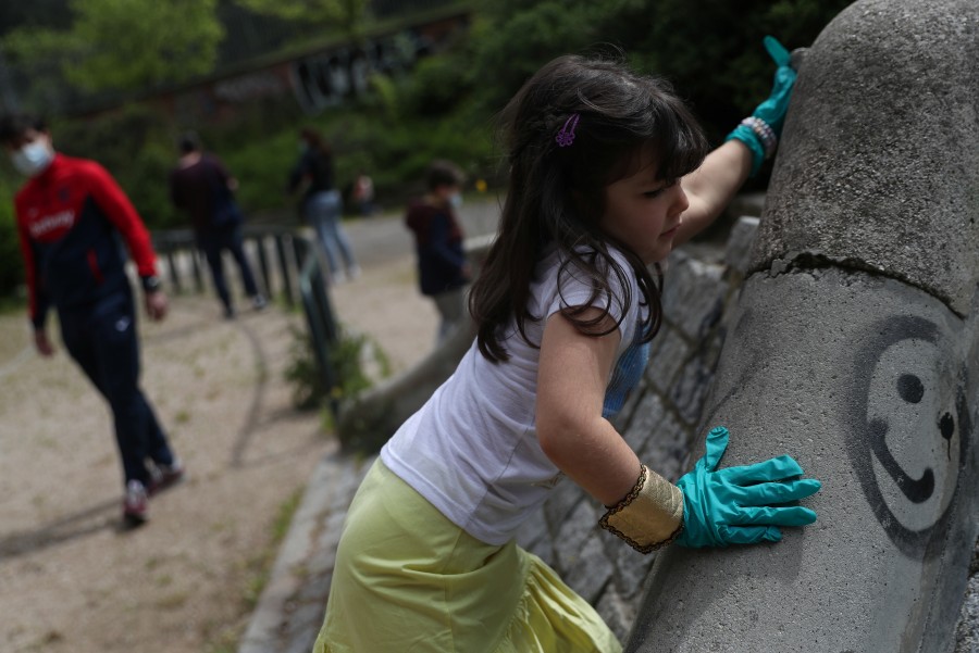 Niños salen a las calles de España tras seis semanas de confinamiento