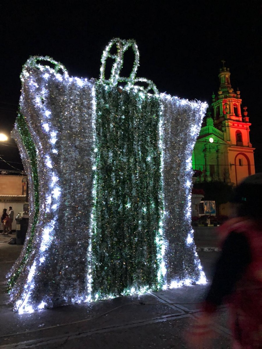 Se inaugura monumental decoración navideña en Soledad