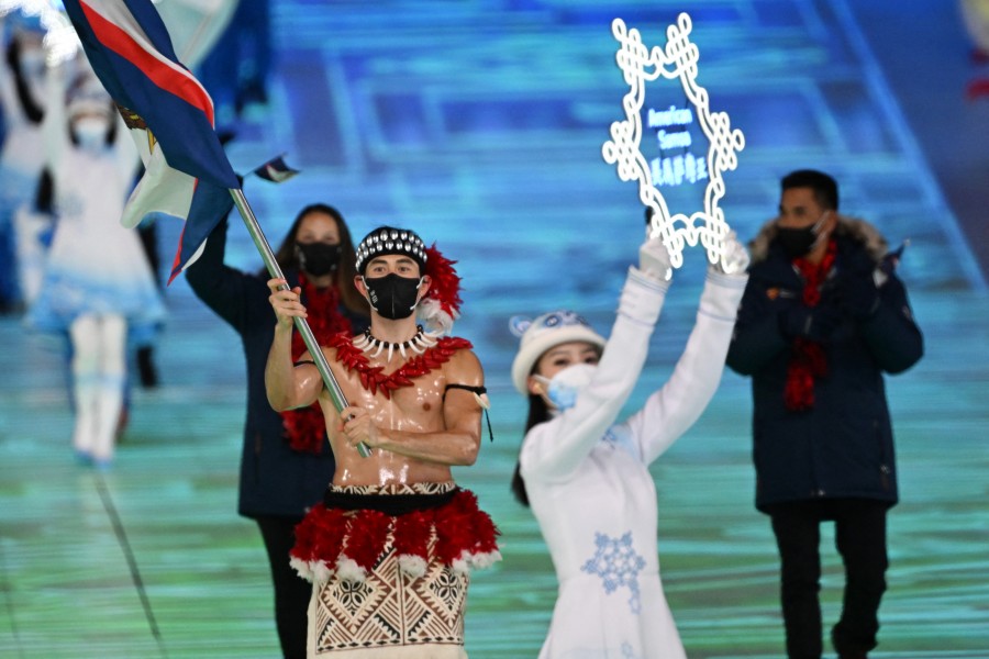 El abanderado de Samoa Americana desfila con el torso desnudo en Pek&iacute;n-2022