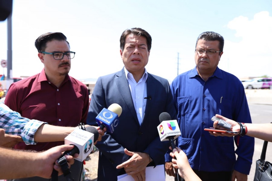 Mario Delgado deposita ofrenda floral en memoria de víctimas de El Paso