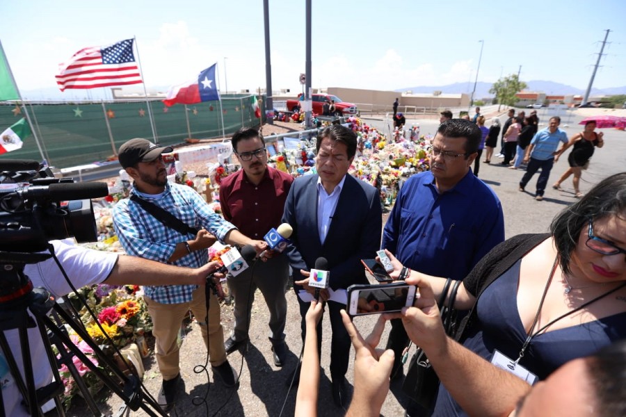 Mario Delgado deposita ofrenda floral en memoria de víctimas de El Paso