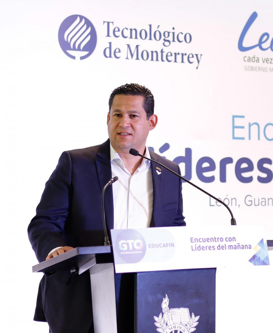 Exhorta gobernador Sinhue a becarios a cumplir sus sueños y no olvidar sus raíces