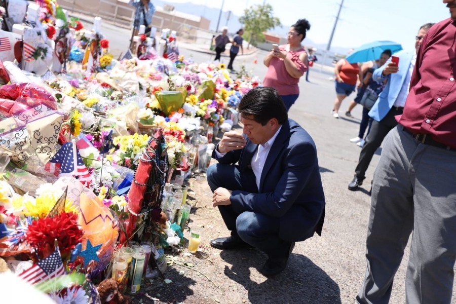 Mario Delgado deposita ofrenda floral en memoria de víctimas de El Paso