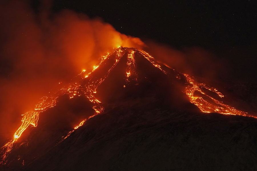 La espectacular erupción del volcán Etna en Italia