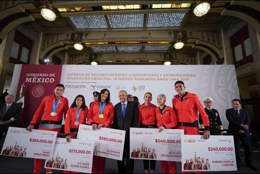 Entrega AMLO reconocimiento a deportistas de los Panamericanos 2019