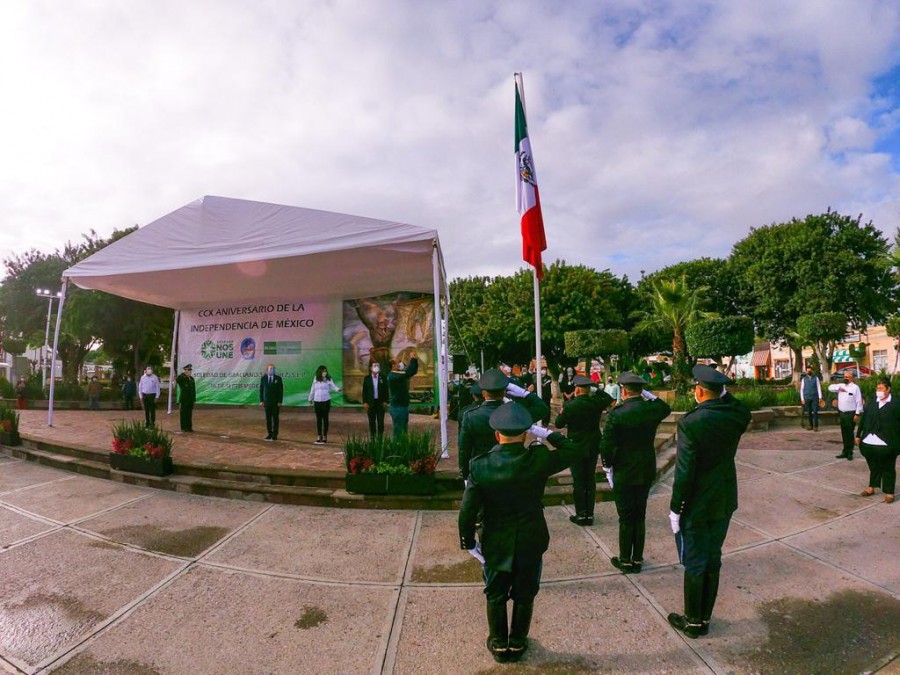 El alcalde Gilberto Hernández encabeza el acto cívico del 210 aniversario del inicio de la Independencia de México