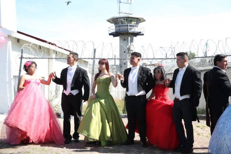 Quinceañeras celebran en penal de Santa Martha