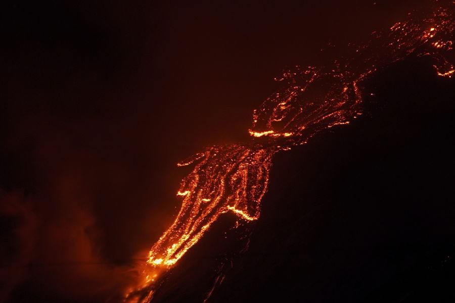 La espectacular erupción del volcán Etna en Italia