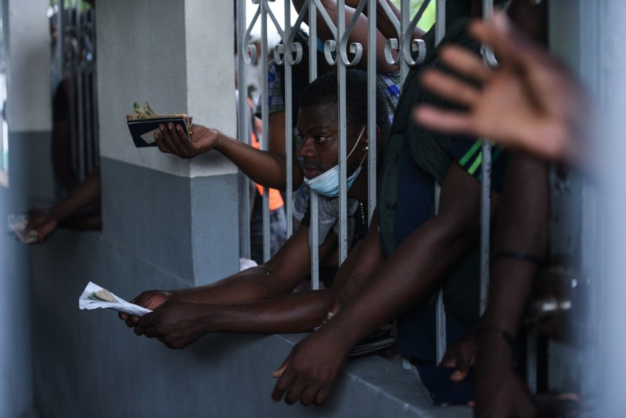 Expulsados en masa de Texas, haitianos regresan humillados y temerosos a su país en ruinas7