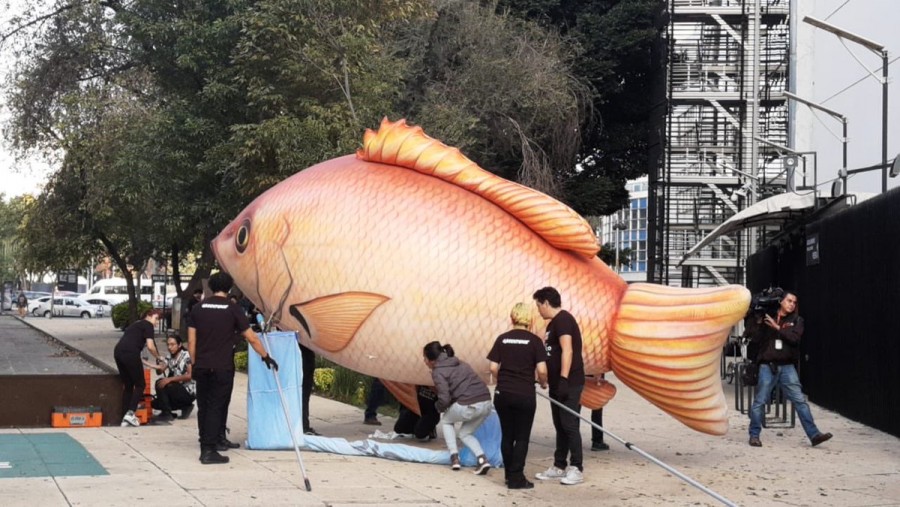 Greenpeace protesta en el Senado con un banquete de plástico