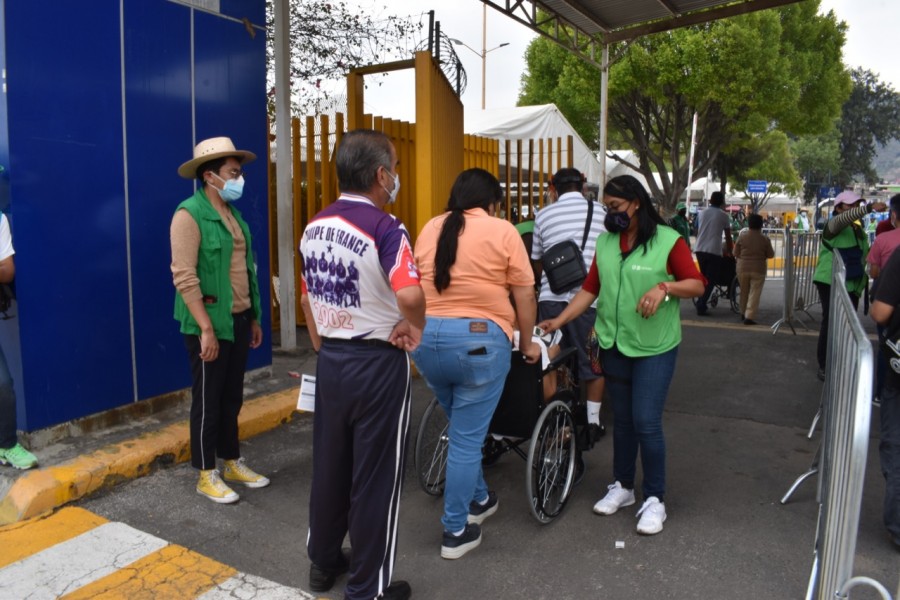 Adultos mayores de Iztapalapa acuden por su segunda dosis contra Covid-19 en la FES Zaragoza
