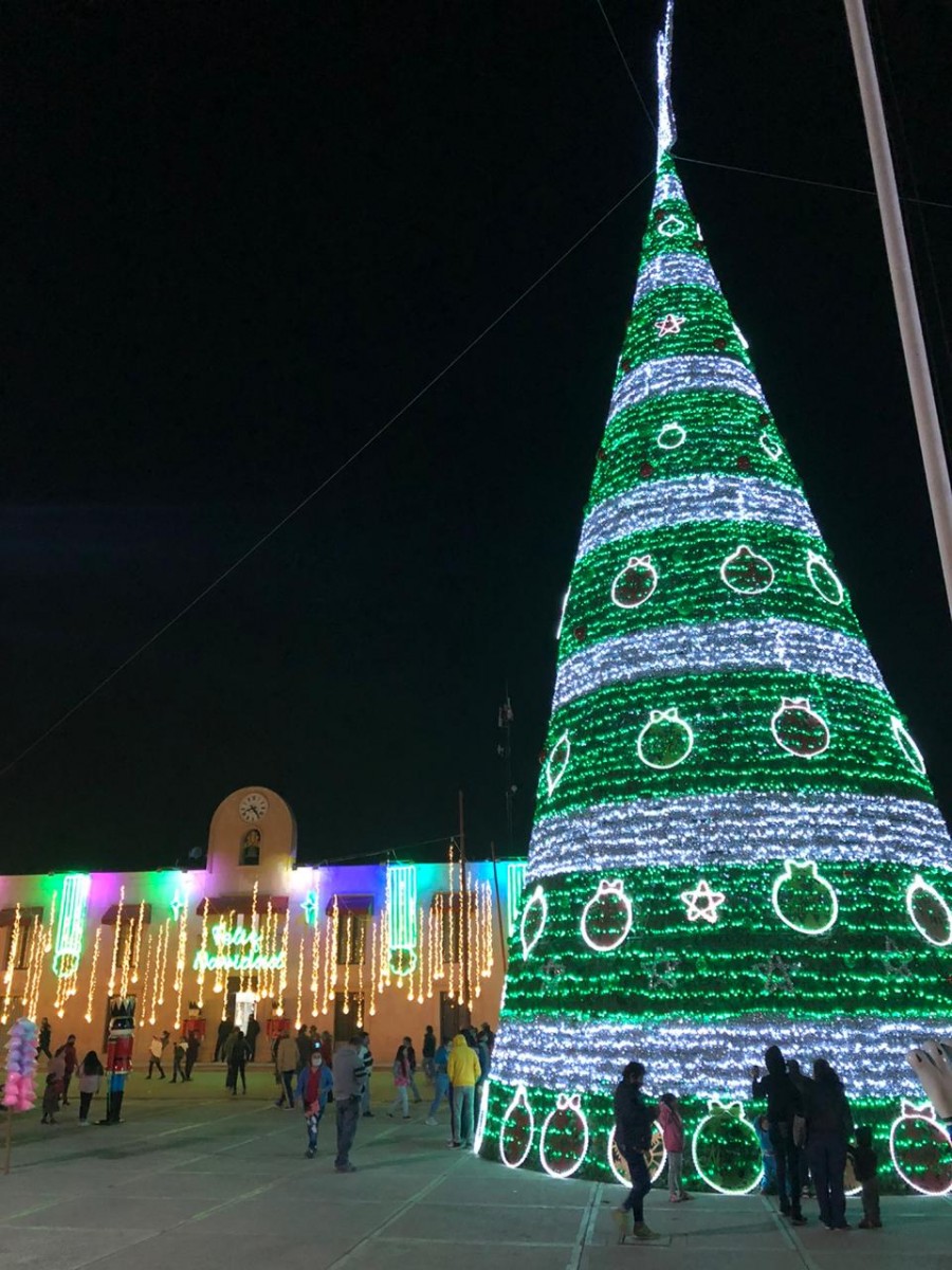 Se inaugura monumental decoración navideña en Soledad