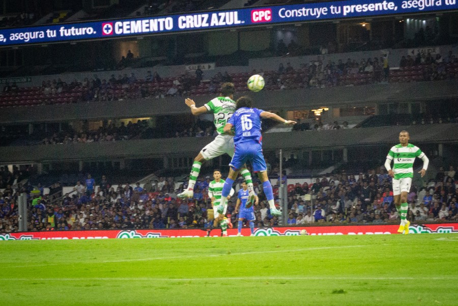 CRUZ AZUL SE IMPONE A SANTOS EN EL ESTADIO AZTECA PARA CERRAR LA FASE REGULAR