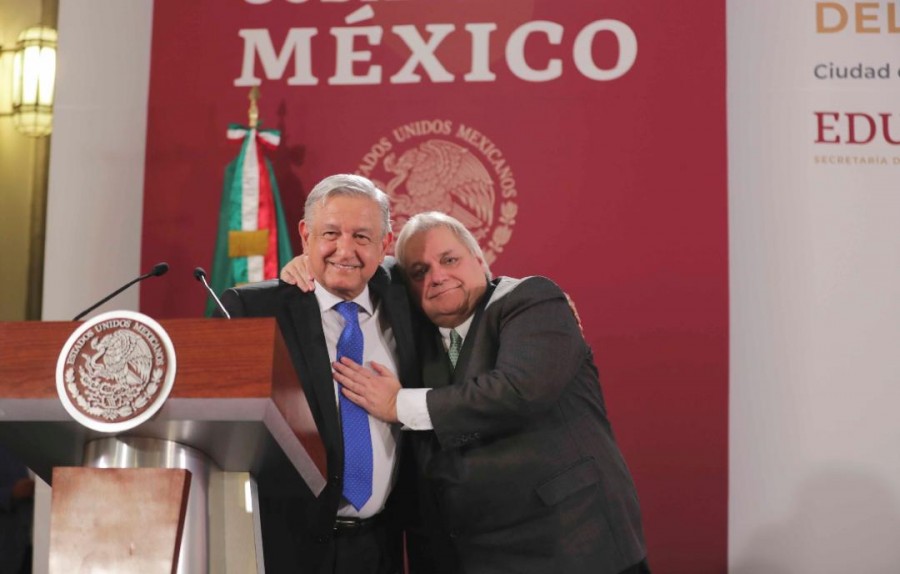 Entrega AMLO reconocimiento a deportistas de los Panamericanos 2019