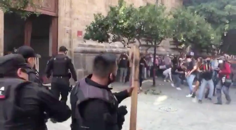 Confrontamiento entre manifestantes y policía de Jalisco