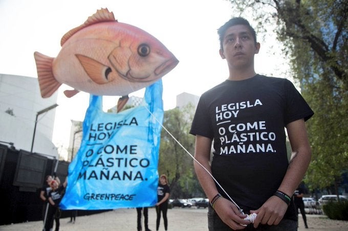 Greenpeace protesta en el Senado con un banquete de plástico