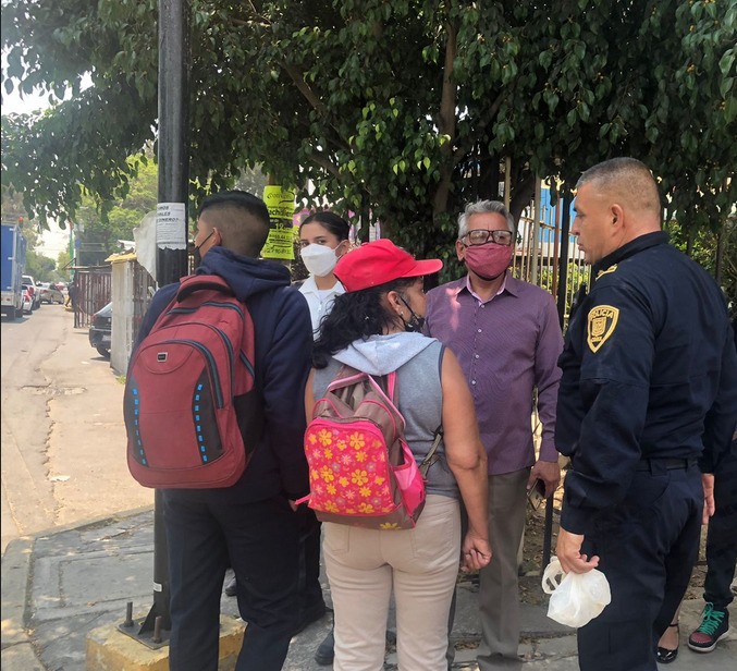 Dejan inconsciente a alumno del Conalep 2 Iztapalapa; vecinos ayudan, policía observa y ambulancia no llega