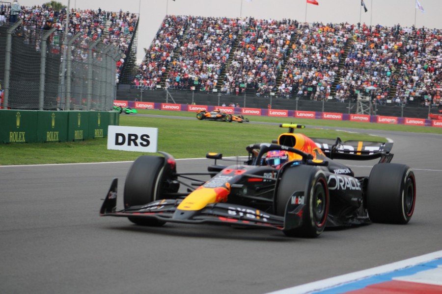 Checo Pérez vive un Gran Premio amargo en casa y Carlos Sainz se lleva la victoria en México