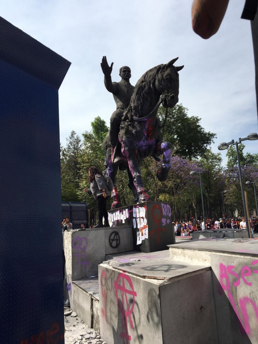 Manifestantes entran al Hemiciclo a Juárez, al lugar arribaron elementos de seguridad