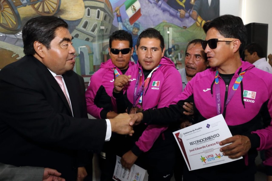 Compromete gobernador de Puebla apoyo por igual a deporte popular y de alto rendimiento