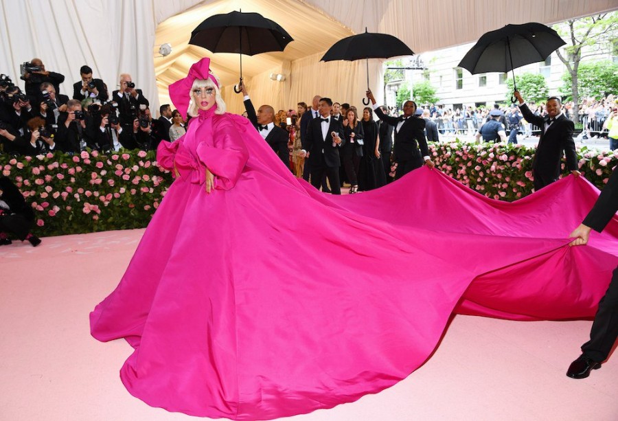 Lady Gaga hace de las suyas en Met Gala 201