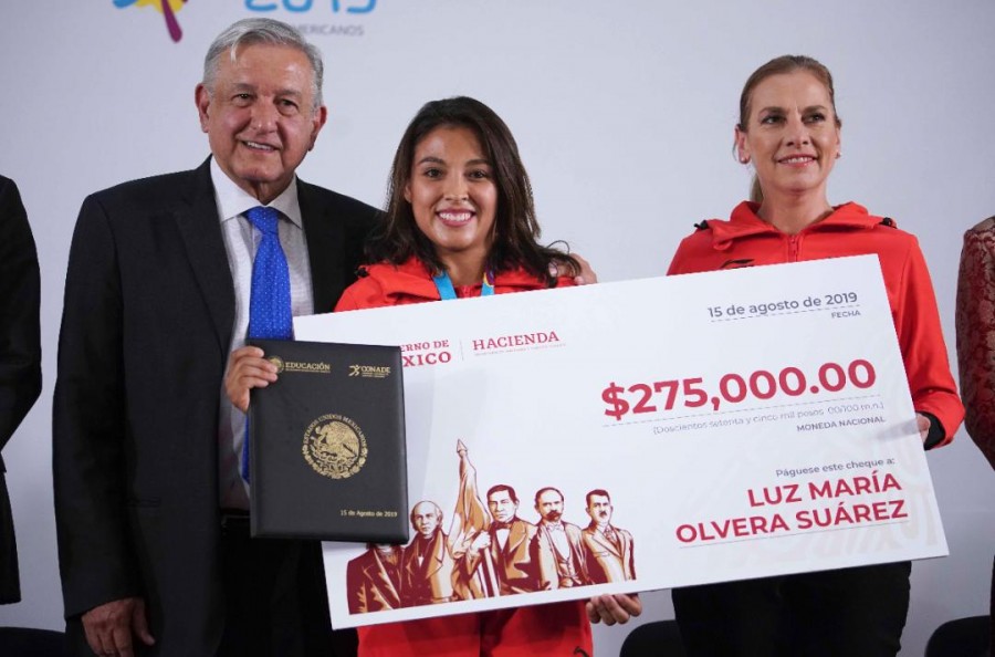 Entrega AMLO reconocimiento a deportistas de los Panamericanos 2019