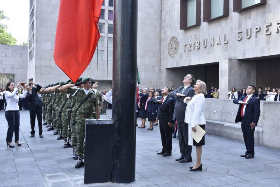 Ceremonia de honores a la bandera en Plaza Juárez