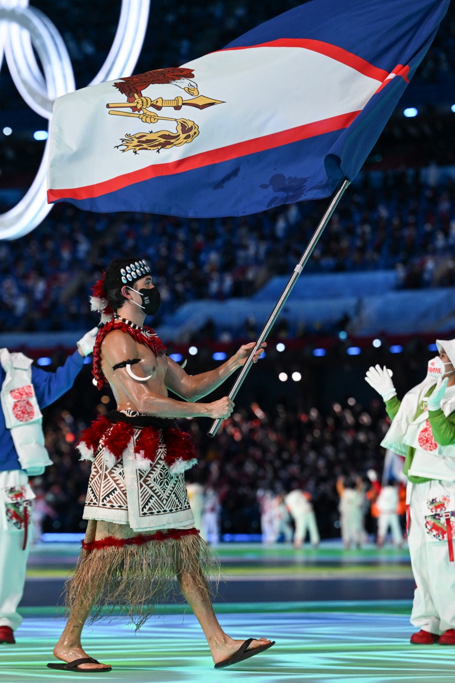 El abanderado de Samoa Americana desfila con el torso desnudo en Pek&iacute;n-2022