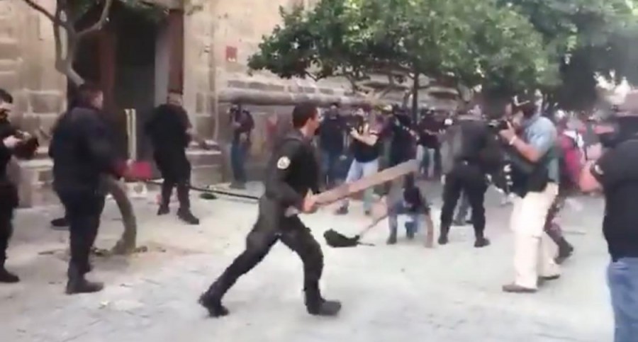 Confrontamiento entre manifestantes y policía de Jalisco