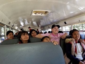 Estudiante estadunidense lleva autobús lleno de útiles a Patamban, Michoacán