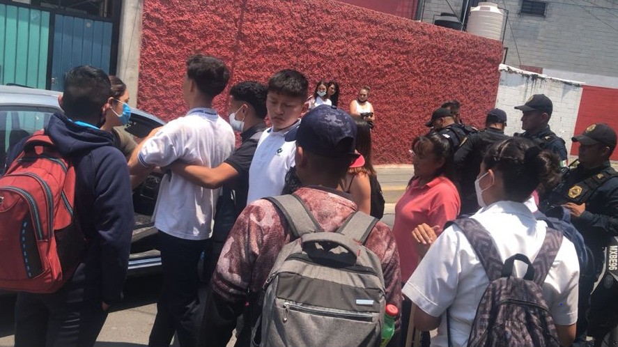 Dejan inconsciente a alumno del Conalep 2 Iztapalapa; vecinos ayudan, policía observa y ambulancia no llega