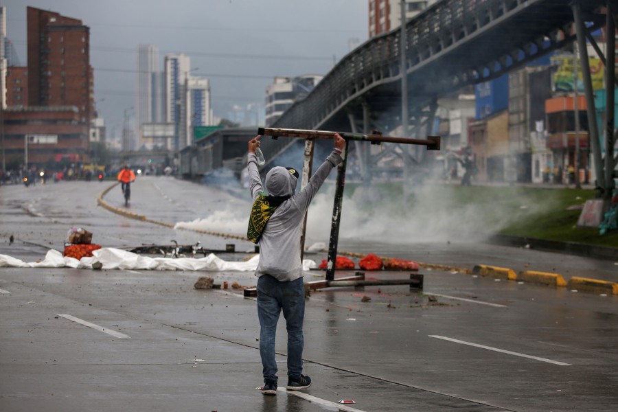 Civiles y policías lesionados por protestas en Colombia