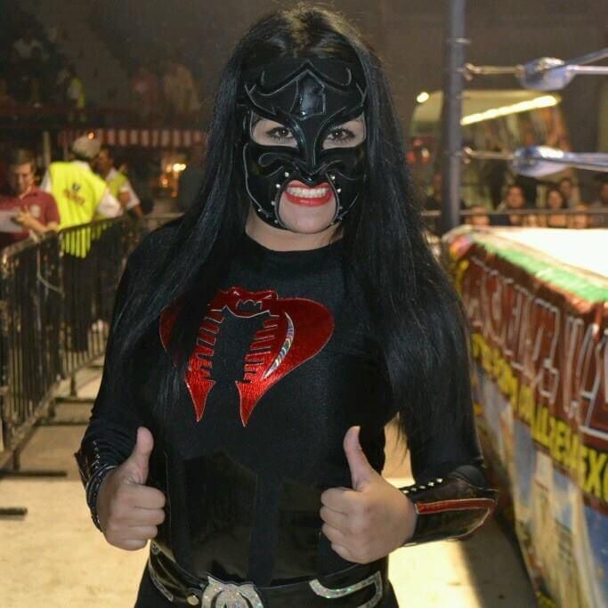 Una Baronessa cachanilla desplegando lucha libre