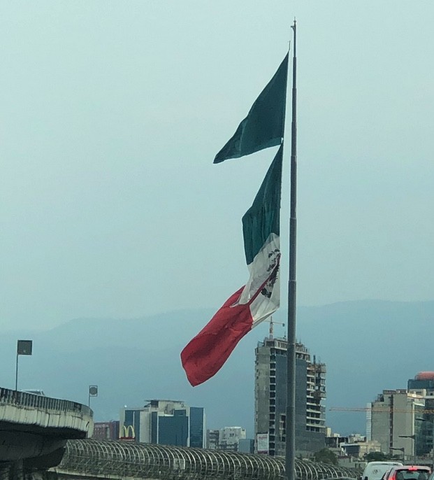 Se rompe bandera en glorieta de San Jerónimo