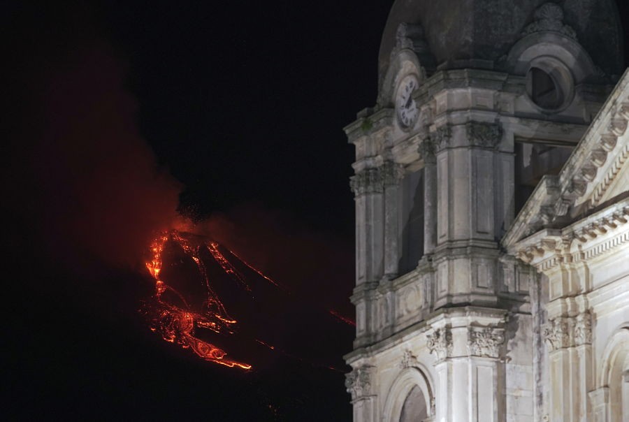 La espectacular erupción del volcán Etna en Italia