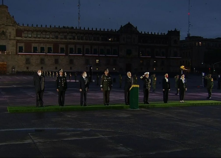 AMLO iza bandera a media asta en memoria de víctimas por sismos