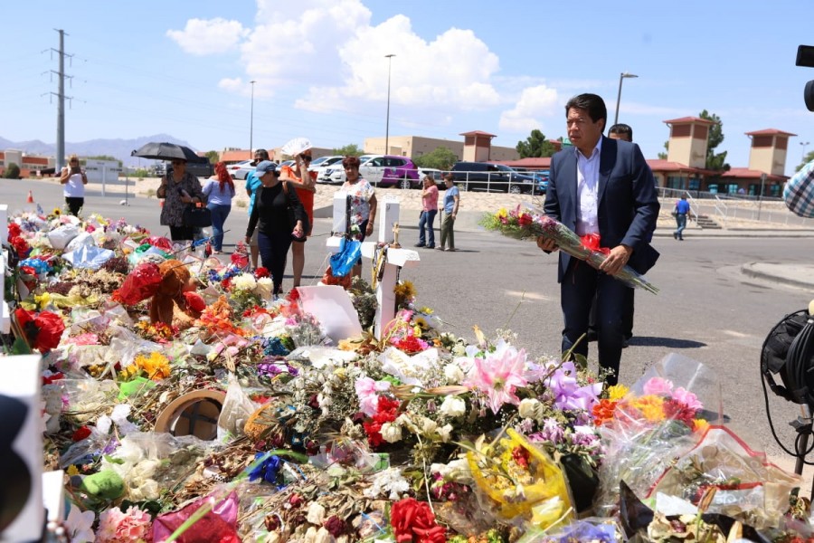 Mario Delgado deposita ofrenda floral en memoria de víctimas de El Paso