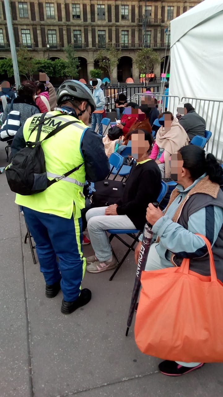Auxilia ERUM a dos mujeres que se manifestaban en el Zócalo capitalino