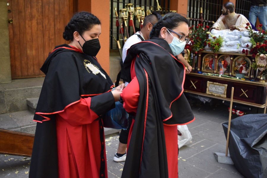 Procesi&oacute;n del silencio, tradici&oacute;n potosina en los hombros de las familias