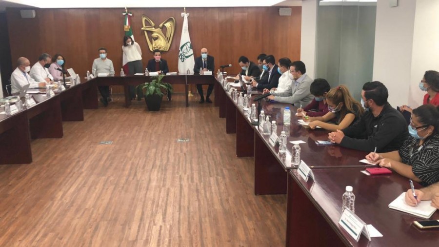 Autoridades del IMSS se re&uacute;nen con familiares de ni&ntilde;os con c&aacute;ncer