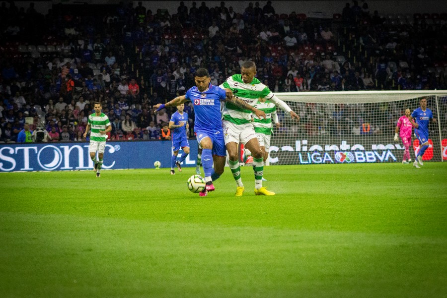 CRUZ AZUL SE IMPONE A SANTOS EN EL ESTADIO AZTECA PARA CERRAR LA FASE REGULAR