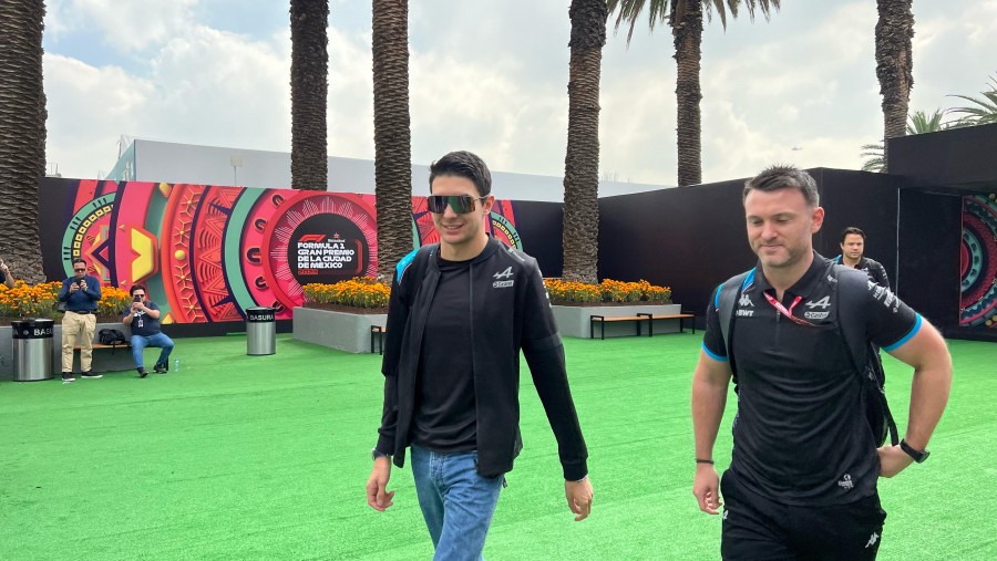 Apoyo incondicional para Checo en el primer día de prácticas del Gran Premio de México