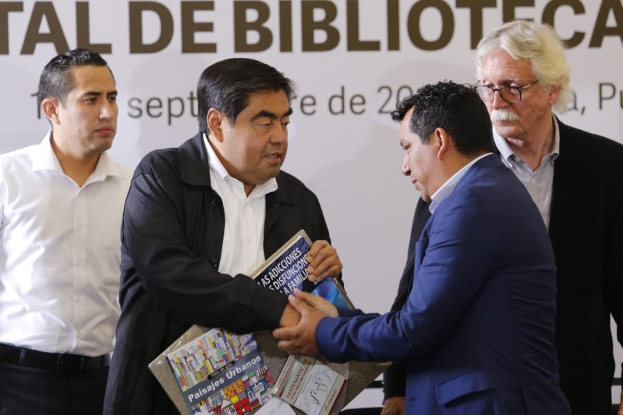 Barbosa entrega libros a la Red Estatal de Bibliotecas Públicas en Puebla