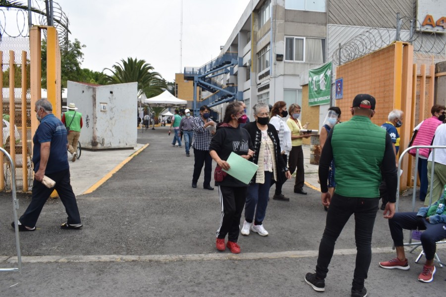 Adultos mayores de Iztapalapa acuden por su segunda dosis contra Covid-19 en la FES Zaragoza