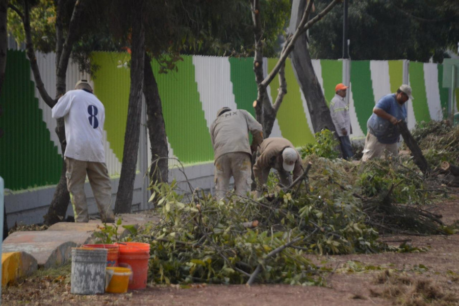 Vecinos de la GAM participan en la reparación del deportivo Justicia Social